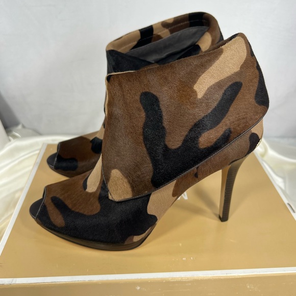 Michael Kors Real Hair Calf Camo Heel 11 & Camo Clutch $513 NEW - Picture 7 of 17